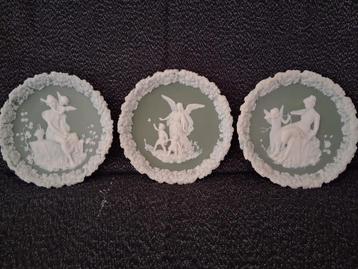 3  groene Jasperware wandbordjes beschikbaar voor biedingen