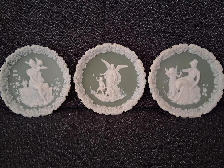 3  groene Jasperware wandbordjes, Antiek en Kunst, Antiek | Keramiek en Aardewerk, Ophalen