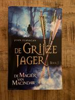 De Grijze Jager - Boek 5: De Magier van Macindaw, Ophalen of Verzenden, Gelezen, John Flanagan