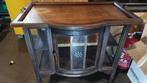 Vintage theetafel met glazen kast en dienblad, Huis en Inrichting, Tafels | Sidetables, Ophalen, Gebruikt, 50 tot 100 cm, Eikenhout