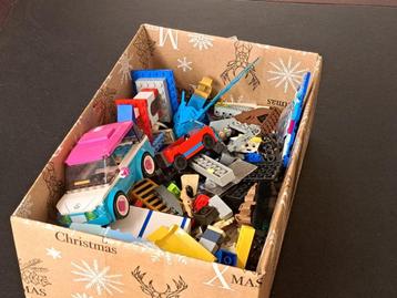 Doos met honderden lego stenen en auto's beschikbaar voor biedingen