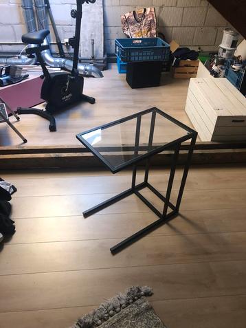 bijzettafel beschikbaar voor biedingen