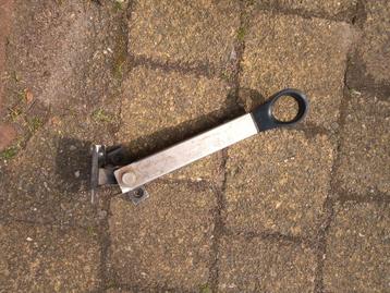 	Goede raamuitzetters en 2 sluitingen. Poortsluiting en besl beschikbaar voor biedingen