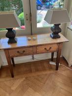 Twee desing Schemerlampen op houten voet, Huis en Inrichting, Lampen | Tafellampen, Ophalen, Gebruikt, Prachtig vormgegeven lampvoet.