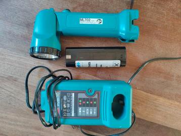 Makita zaklamp (met led peertje) en oplader. Accu bijna dood beschikbaar voor biedingen