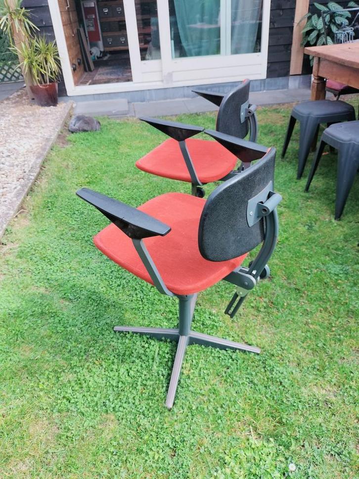 Friso Kramer Revolt Stoelen - Set van 2, Huis en Inrichting, Stoelen, Gebruikt, Twee, Metaal, Stof, Rood, Ophalen