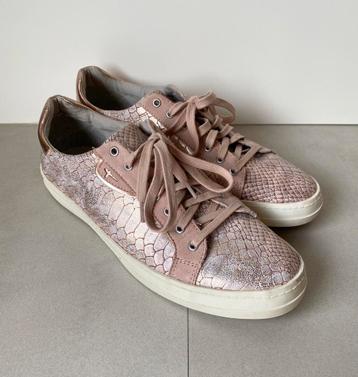 TAMARIS SNEAKERS. MT:40 beschikbaar voor biedingen
