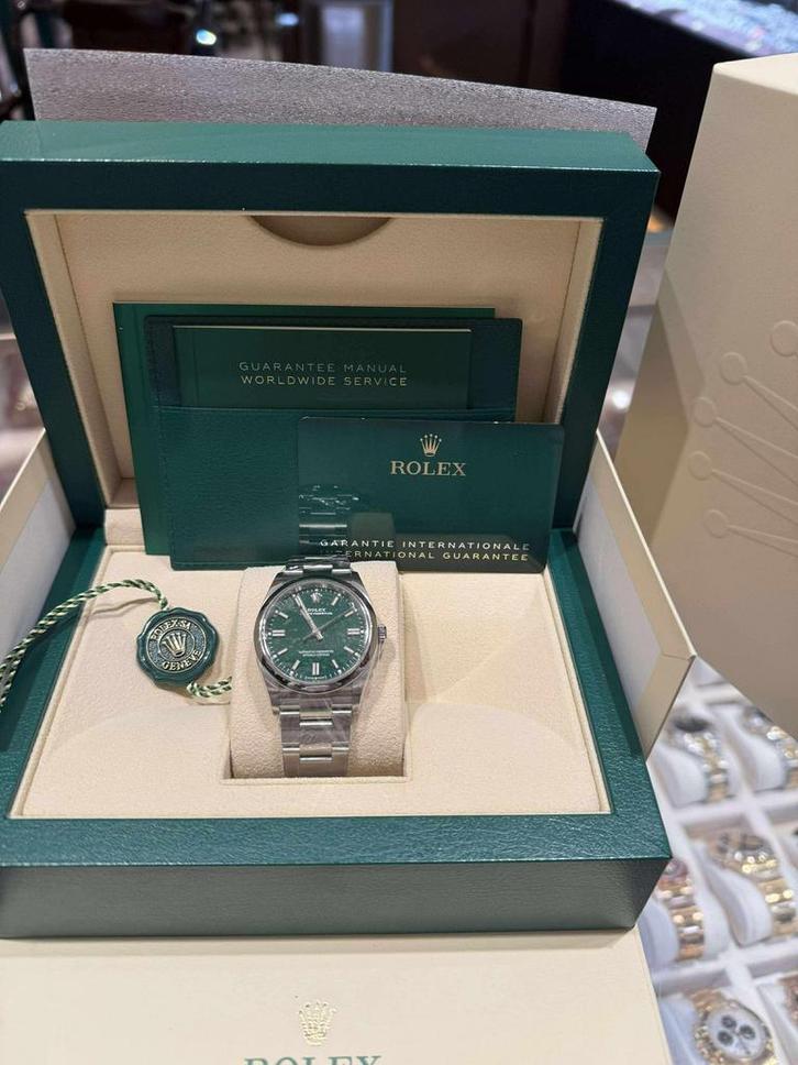 Rolex Oyster Perpetual Groen - Nieuwstaat! 126000 green 36mm, Sieraden, Tassen en Uiterlijk, Horloges | Heren, Zo goed als nieuw