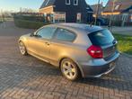 BMW 1-Serie 2.0 120I 3DR 2008 Grijs, Auto's, BMW, 1995 cc, 4 cilinders, 4 stoelen, 1200 kg