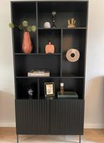 Woood Gravure Hoge Kast - Zwart Grenenhout, Huis en Inrichting, Ophalen, 100 tot 150 cm, 200 cm of meer, Zo goed als nieuw