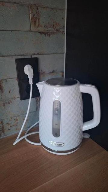 Wit met zilveren waterkoker van Eldom beschikbaar voor biedingen