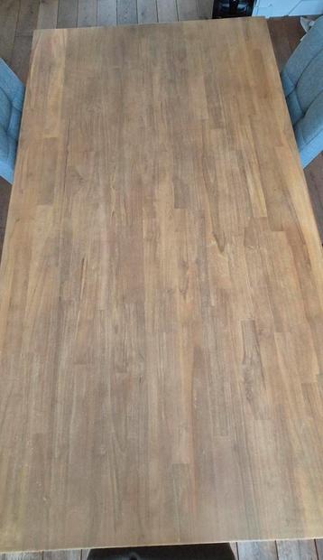 Houten eettafel.  beschikbaar voor biedingen