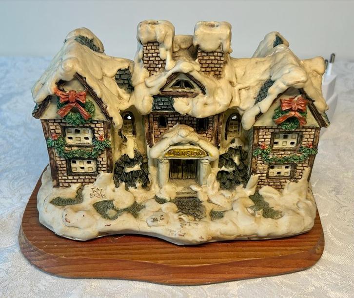 Kersthuisje op Hout met Verlichting, Huis en Inrichting, Woonaccessoires | Kandelaars en Kaarsen, Zo goed als nieuw, Kandelaar