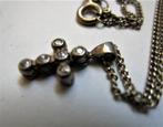 Kruisje met 6 kristalheldere steentjes aan ketting (7993-111, Verzamelen, Ophalen, Zo goed als nieuw, Sieraad