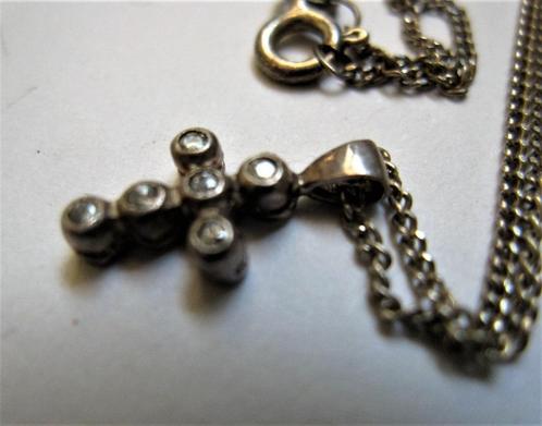 Kruisje met 6 kristalheldere steentjes aan ketting (7993-111, Verzamelen, Religie, Zo goed als nieuw, Sieraad, Ophalen