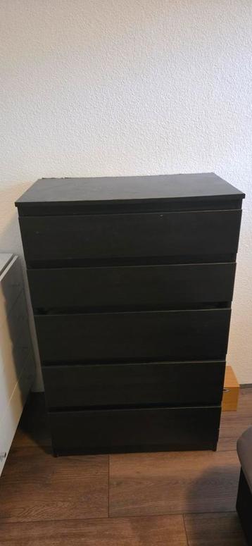 Zwarte kast met gebruikerssporen beschikbaar voor biedingen