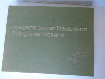 Vliegend boven Nederland, fotoboek 1972 beschikbaar voor biedingen