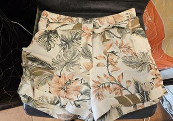 Korte broek met bijpassend topje maat 38 beschikbaar voor biedingen