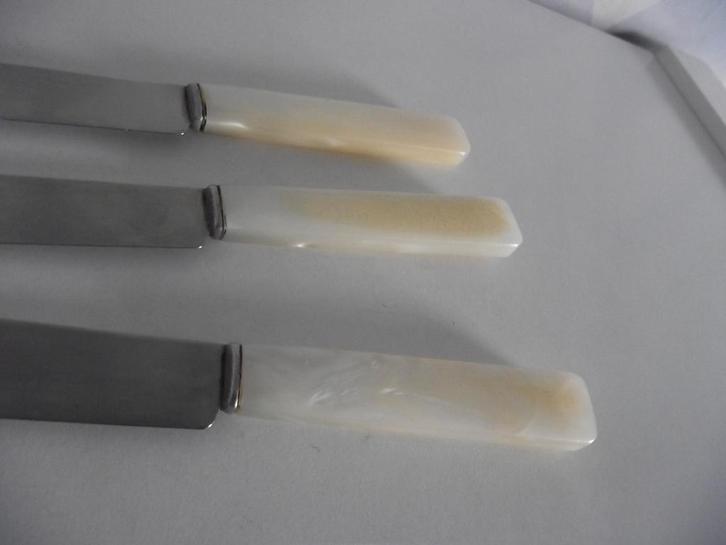 3 stuks parelmoer messen met kartels 22,5 cm RVS 1950-60 p s, Antiek en Kunst, Antiek | Bestek, Ophalen of Verzenden