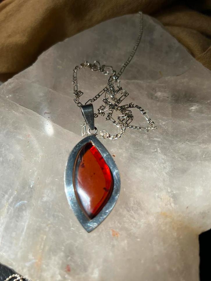 Barnsteen amber rood hanger geluk beschermt zeldzaam uniek, Sieraden, Tassen en Uiterlijk, Kettingen, Nieuw, Zilver, Rood, Ophalen of Verzenden