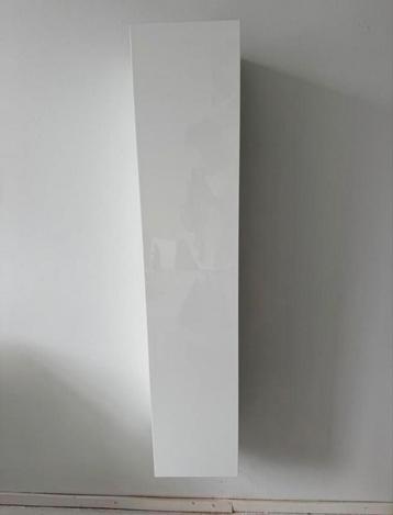 Witte hang kast beschikbaar voor biedingen