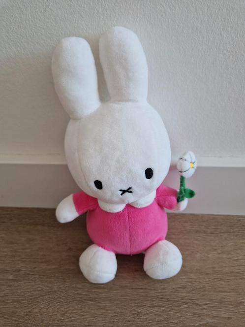 Knuffel Nijntje Miffy roze met bloem konijn 24 cm K8970, Kinderen en Baby's, Speelgoed | Knuffels en Pluche, Zo goed als nieuw