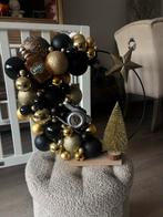Decoratieve kerstkrans met gouden en zwarte ballen, Ophalen of Verzenden, Zo goed als nieuw