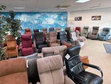 Meubelzorg kort gebruikte sta op stoel en relax fauteuils beschikbaar voor biedingen