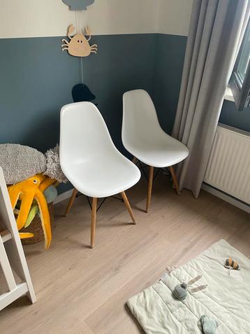 4 witte scandinavische kuipstoelen beschikbaar voor biedingen
