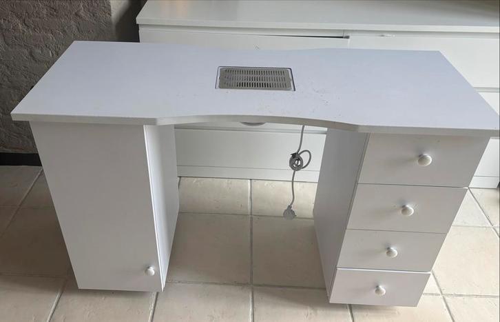 Nagel tafel met afzuiging en wieltjes, Huis en Inrichting, Kasten | Dressoirs, Gebruikt, Minder dan 50 cm, 25 tot 50 cm, Met lade(s)