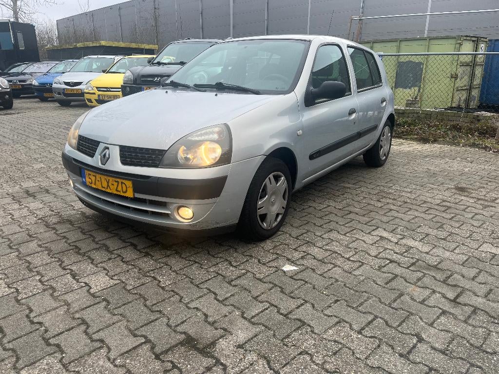 Renault Clio 1.2 16V RN 5DR 2003 Grijs, Auto's, Renault, Voorwielaandrijving, Stof, 74 pk, 31 €/maand