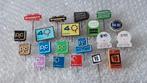 20 verschillende speldjes warenhuizen, Verzamelen, Speldjes, Pins en Buttons, Ophalen of Verzenden, Zo goed als nieuw, Overige onderwerpen
