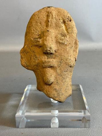 230403 Antiek Afrikaans Terracotta Bura urn hoofdje op stand beschikbaar voor biedingen
