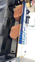 Houten tafel, Drie personen of meer