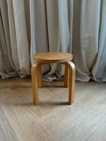 Kinderkrukje in Aalto-stijl berkenhout Scandinavisch design beschikbaar voor biedingen