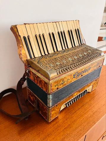 Oude antieke accordeon van cyclop beschikbaar voor biedingen