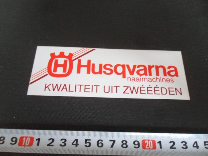 sticker HUSQVARNA naaimachines Kwaliteit uit Zwééééden, Verzamelen, Stickers, Zo goed als nieuw, Bedrijf of Vereniging, Ophalen