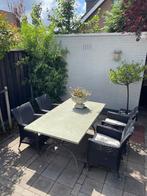 Stenen Tuintafel met 4 bijbehorende zwarte kunststof stoelen, Tuin en Terras, Tuinsets en Loungesets, Ophalen, Overige materialen