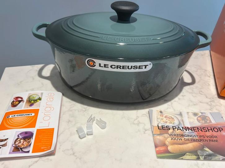 Nieuwe Le Creuset ovaal Ocean 31 cm in de doos, Huis en Inrichting, Keuken | Potten en Pannen, Nieuw, Koekenpan of Braadpan, Gietijzer