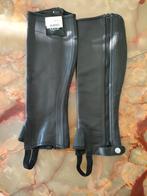 Gloednieuwe leren Chaps XL van Quur, Dieren en Toebehoren, Paardrijkleding, Ophalen, Dressuur, Dames, Nieuw