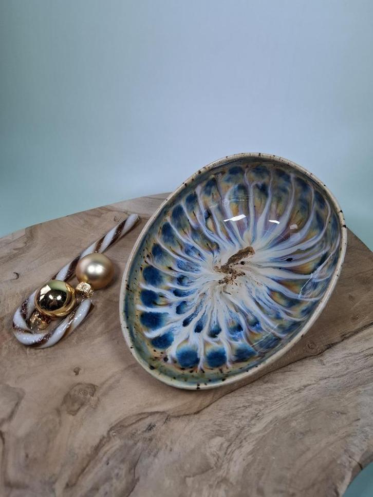 Handgemaakte keramiek schaal Peacock Blue Wonder., Huis en Inrichting, Woonaccessoires | Schalen en Manden, Nieuw, Schaal, Overige vormen