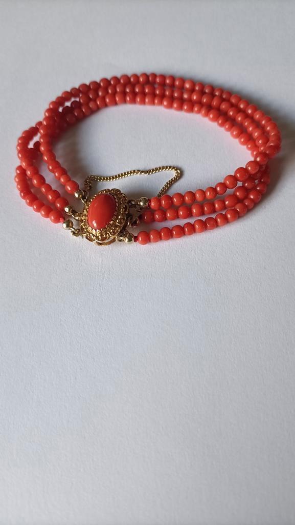Oude/antieke armband Bloedkoraal en gouden Slot, 18 krt, Sieraden, Tassen en Uiterlijk, Antieke sieraden, Armband, Goud, Met edelsteen