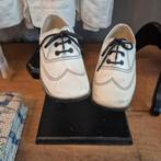 oude kinderschoentjes op standaard, Antiek en Kunst, Ophalen of Verzenden