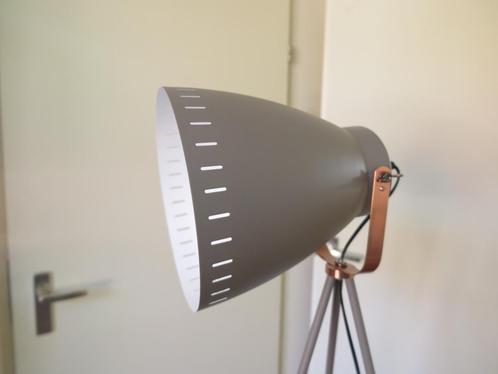 Leitmotiv vloerlamp Mingle, grijs, koper, tripod, Huis en Inrichting, Lampen | Vloerlampen, Nieuw, 100 tot 150 cm, Metaal, Ophalen of Verzenden