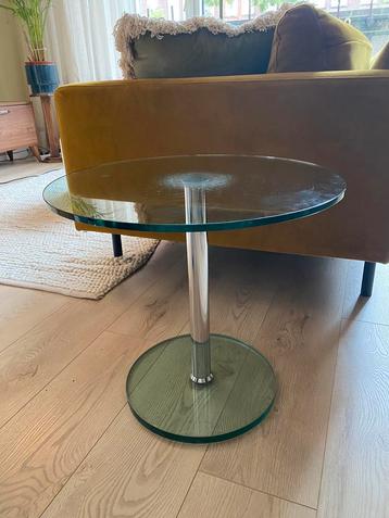 Glazen bijzettafel beschikbaar voor biedingen