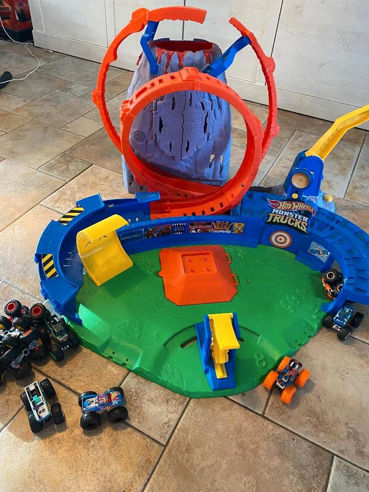 Hot Wheels Monster Trucks – Grote Stuntbaan met Looping, Kinderen en Baby's, Speelgoed | Racebanen, Zo goed als nieuw, Racebaan