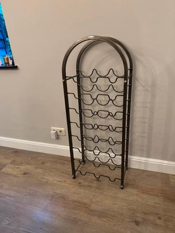 Metalen wijnrek voor 24 flessen beschikbaar voor biedingen