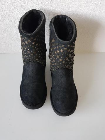 Ugg MAAT 37 zwarte boots laarzen Type Elliot Shearling studs beschikbaar voor biedingen