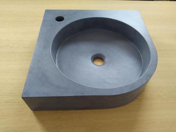 Handgemaakte grijsblauwe betonnen hoekwastafel beschikbaar voor biedingen