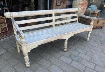 Oude houten bank beschikbaar voor biedingen